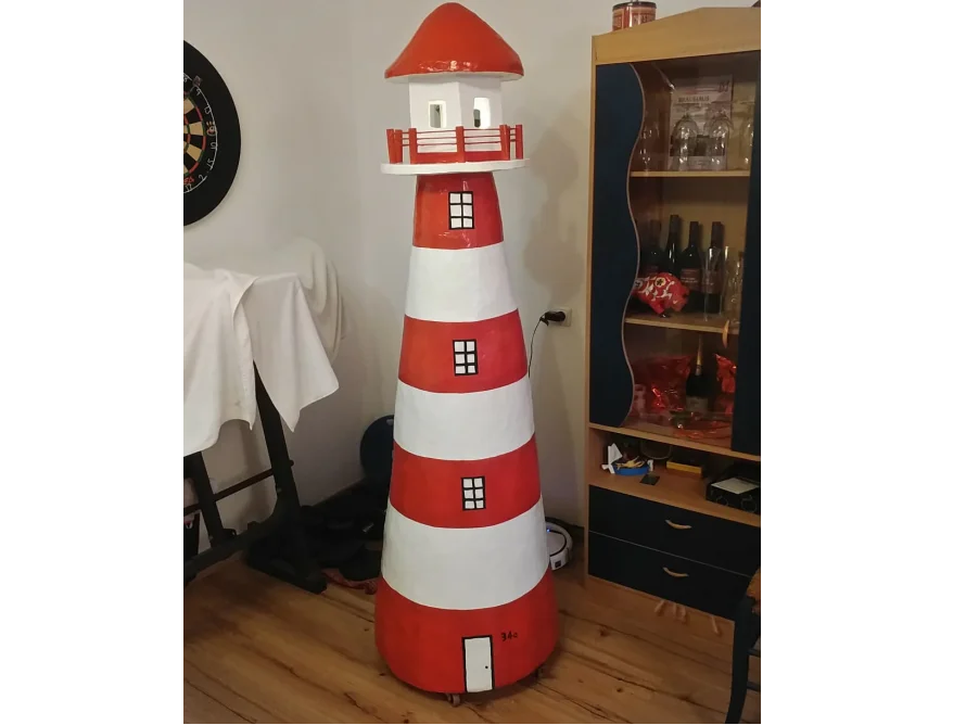 Großer, selbstgebauter Leuchtturm aus Papiermaché