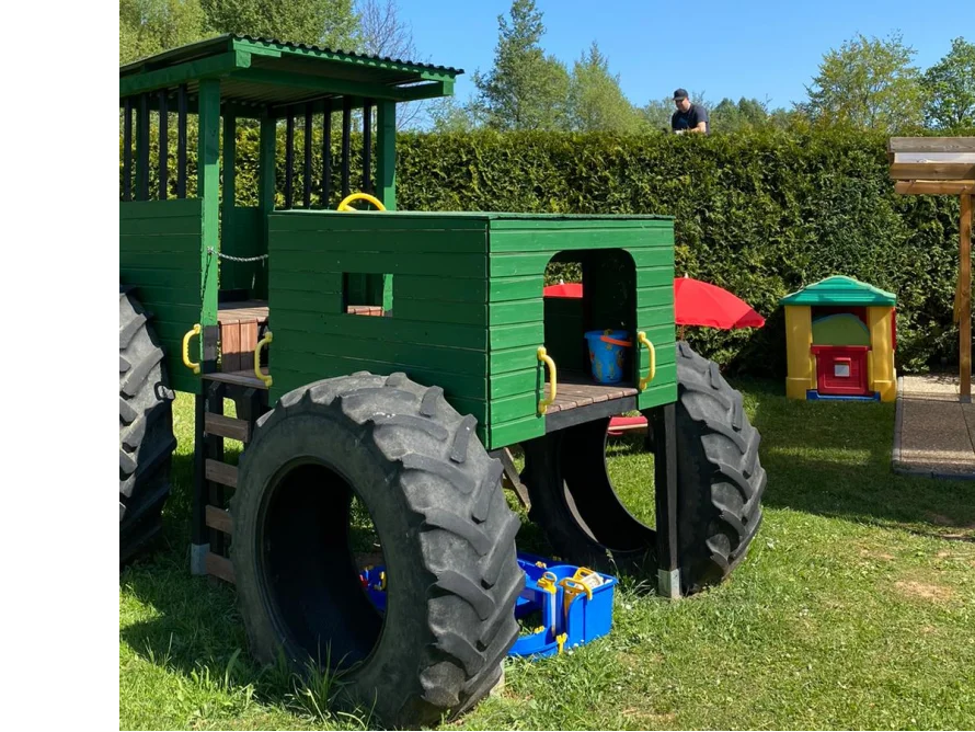 Spielzeugtraktor aus Holz und Reifen