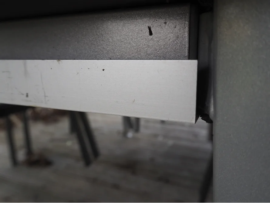 Metallkante eines Gartentisches