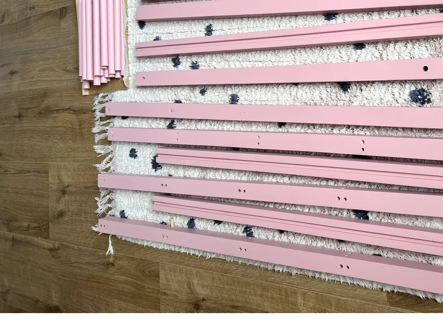 Rosa gestrichene Holzteile
