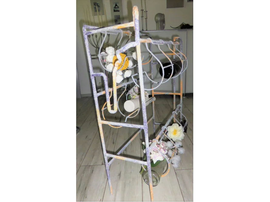 Metallregal mit Dekoration