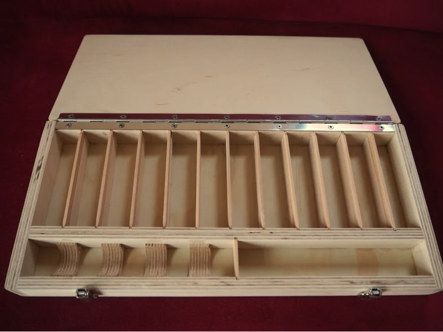 Offene Holzkiste mit Fächern und Schublade