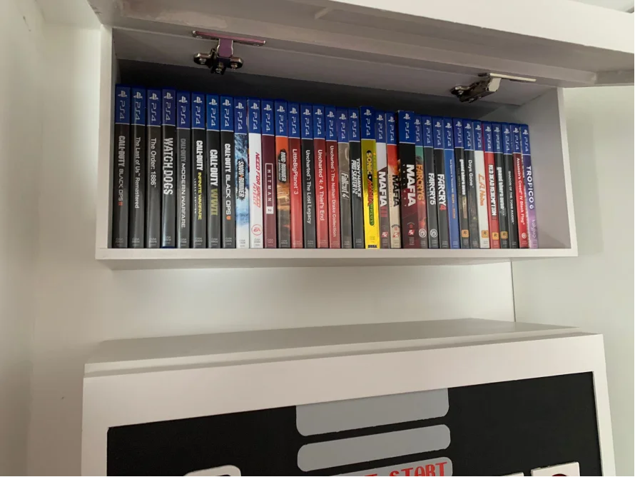 Ein Regal mit vielen Spielen