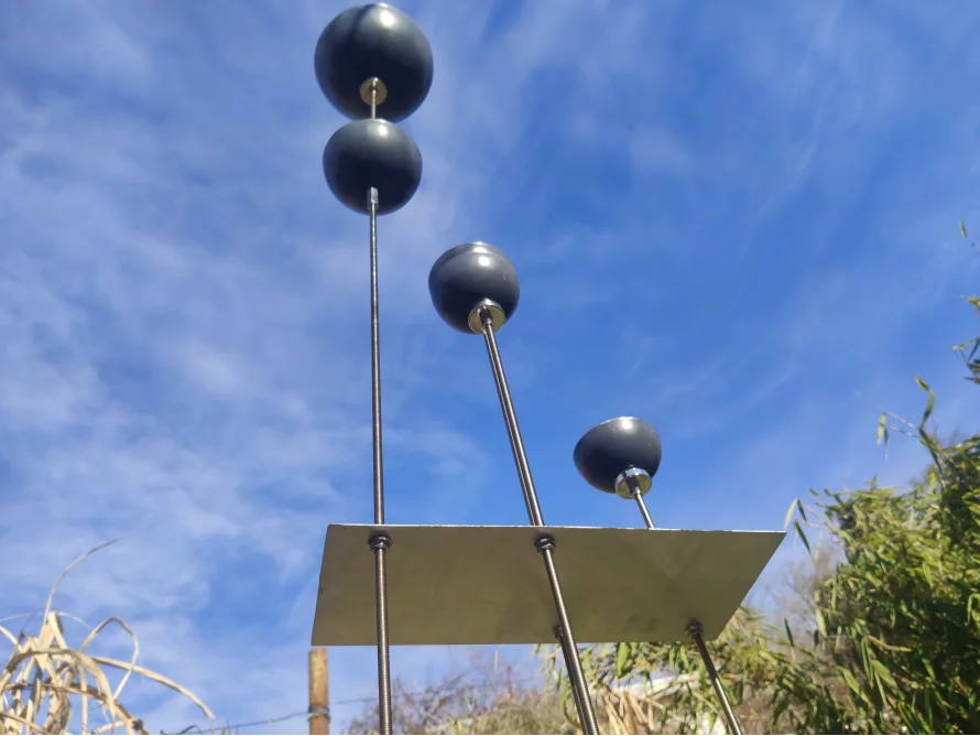 Metallskulptur vor blauem Himmel