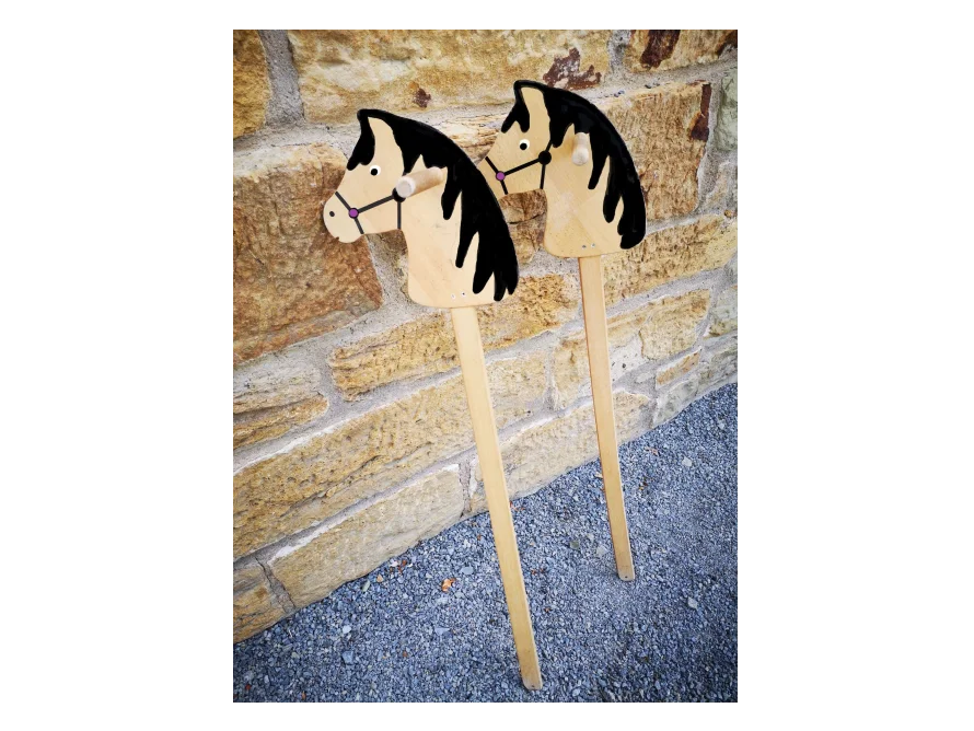 Zwei Spielzeugpferde aus Holz