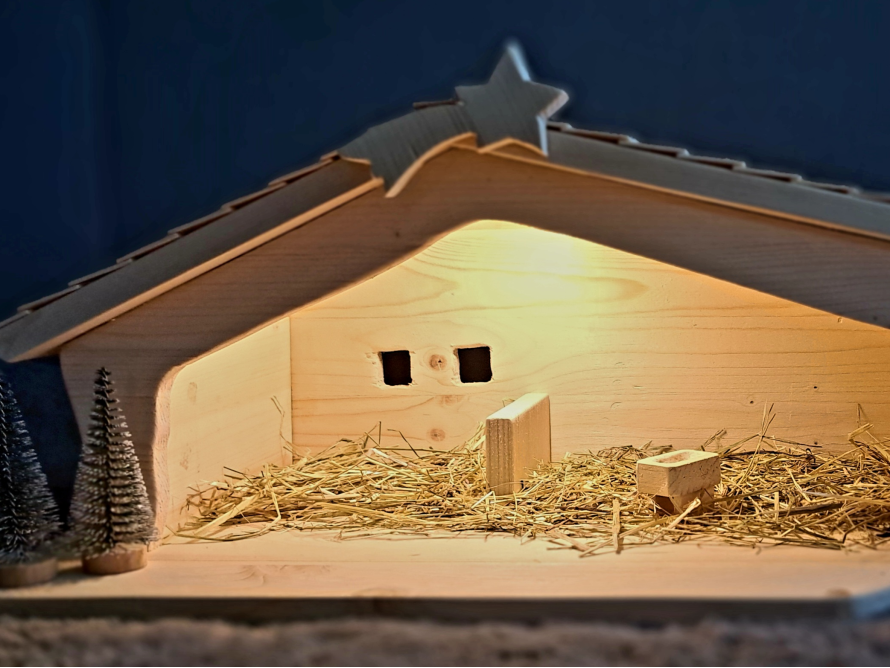 Leere Weihnachtskrippe aus Holz