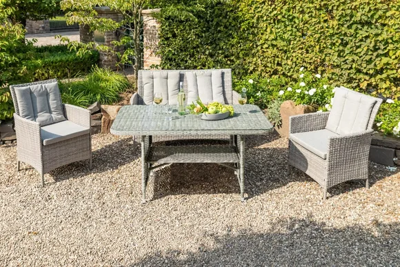 Gartenmöbel-Set mit Tisch und Stühlen