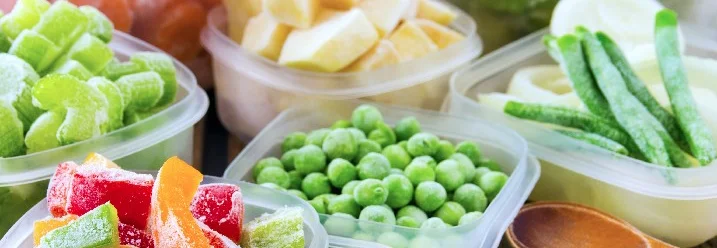 Gefrorenes Gemüse in Behältern