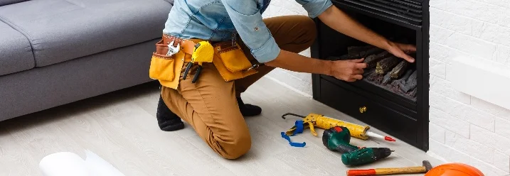 Person baut Kamin ein