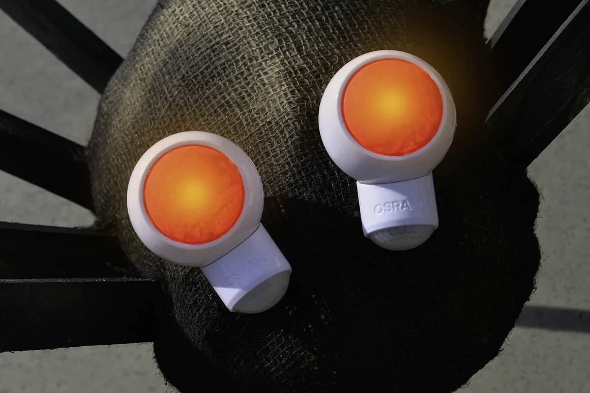 Zwei Bewegungsmelder mit orangen Lichtern