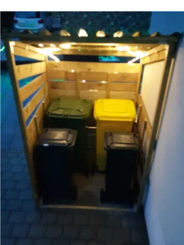 Holzunterstand mit Mülltonnen
