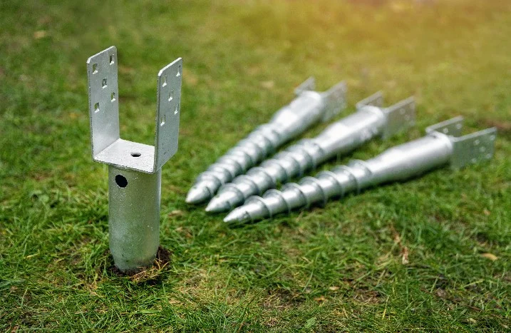 Schraubenfundamente auf Rasen