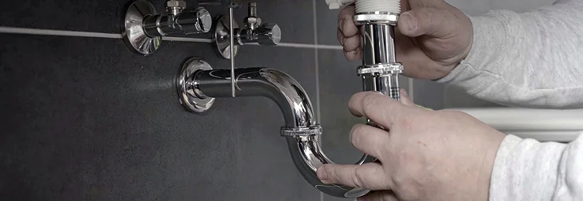 Person montiert einen Siphon