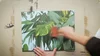 Person klebt Dschungelmotiv auf Leinwand