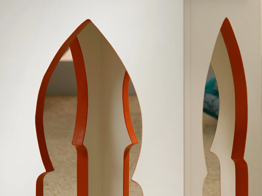 Weißes Holz mit orangefarbenen Ornamenten