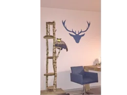 Katze auf einem hohen Kratzbaum aus Birkenholz