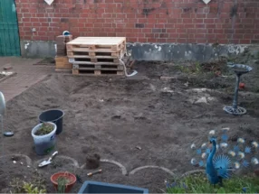 Gartenarbeit mit Schaufel