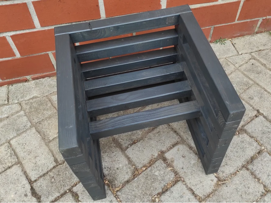 Schwarzer Holzstuhl von oben ohne Polsterung