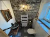 Rustikales Badezimmer mit Steinwand