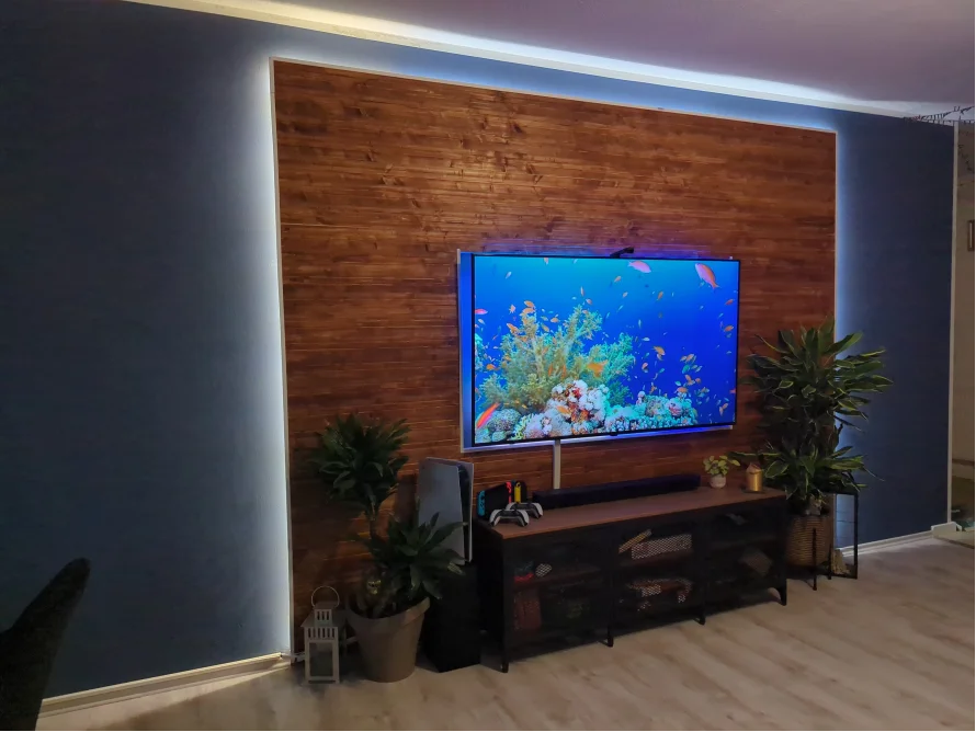 Ein Fernsehgerät an einer Wandverkleidung aus Holz.