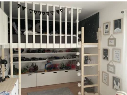 Hochbett mit Leiter und Spielzeugregal darunter