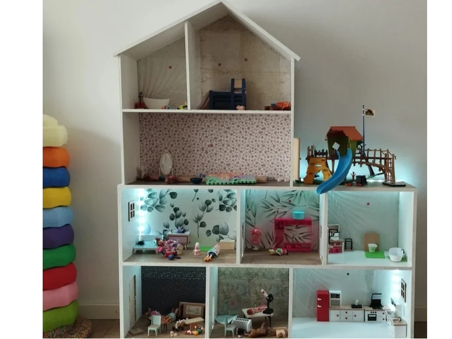 Mehrstöckiges Puppenhaus mit Möbeln