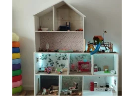 Mehrstöckiges Puppenhaus mit Möbeln