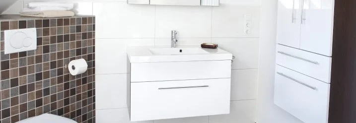 Modernes Badezimmer mit braunen Fliesen