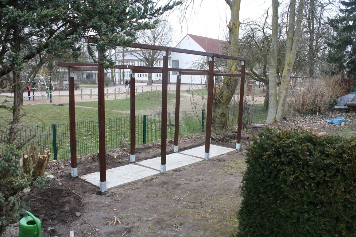 Holzgerüst auf Betonplatten