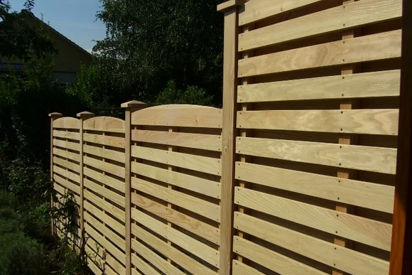 Heller Holzzaun mit Querstreben