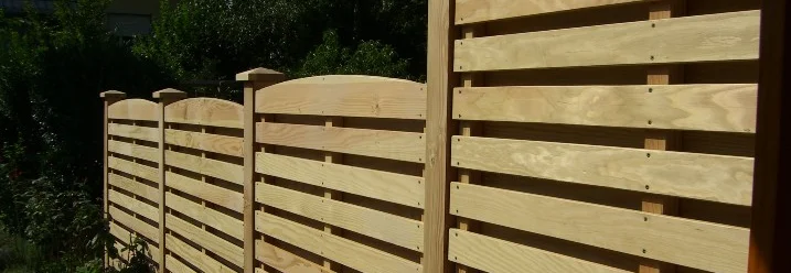 Heller Holzzaun mit Querstreben