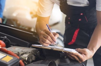 RT Winterfester Auto Liste 20 46 717x467 Mechaniker hakt Liste beim Auto ab