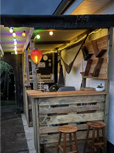 Gartenbar aus Paletten mit Beleuchtung