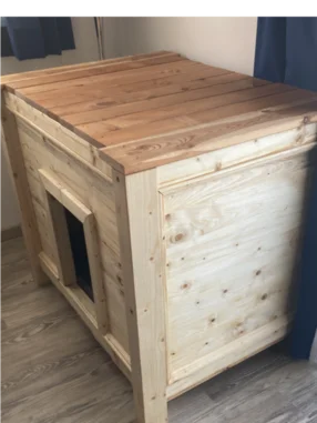 Holzhütte mit Eingang