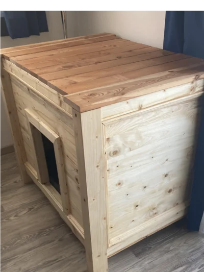 Holzhütte mit Eingang