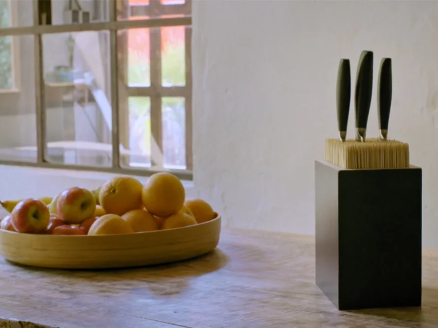 Messerblock und Obstschale auf Küchentheke