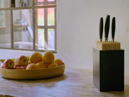 Messerblock und Obstschale auf Küchentheke