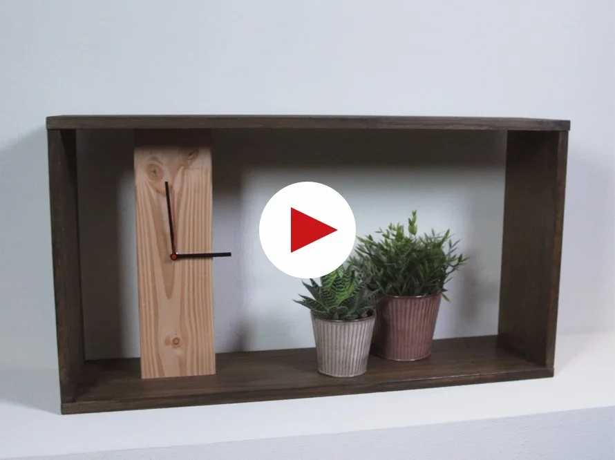 Dunkles Wandregal mit Uhr und Topfpflanzen