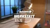 toom Werkstatt Logo mit unscharfer Nachttischlampe im Hintergrund