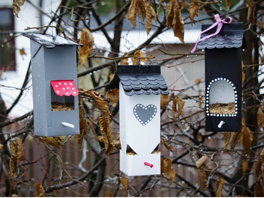 Drei selbstgebaute Vogelhäuschen aus Milchtüten