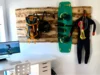 Kitesurf-Ausrüstung an Holzwand