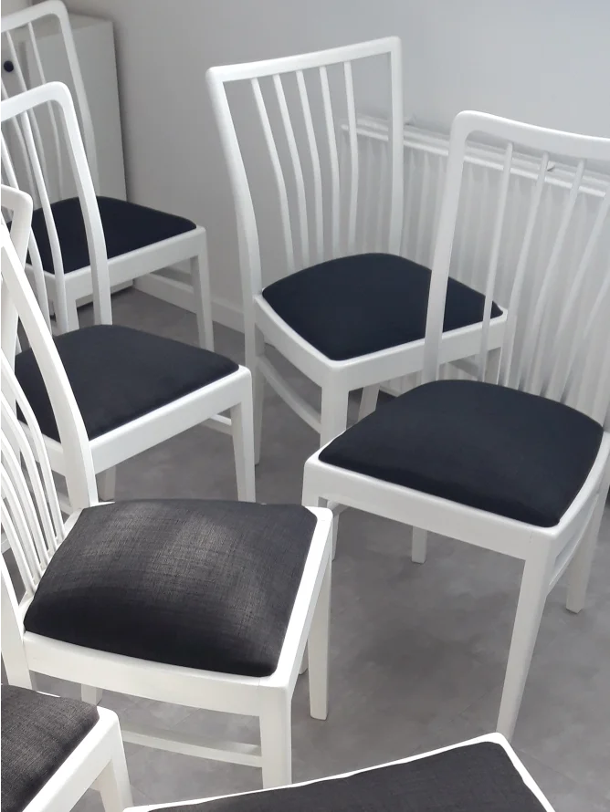 Mehrere weiße Stühle mit schwarzer Sitzfläche