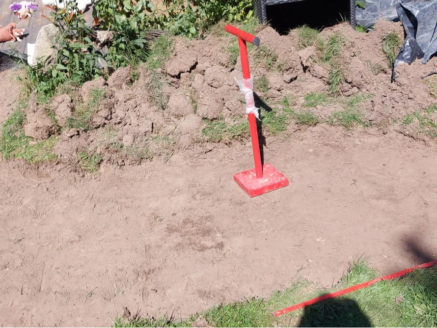 Erdboden mit rotem Richtscheit