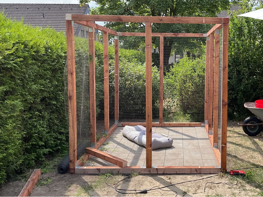 Holzrahmen mit Draht bespannt