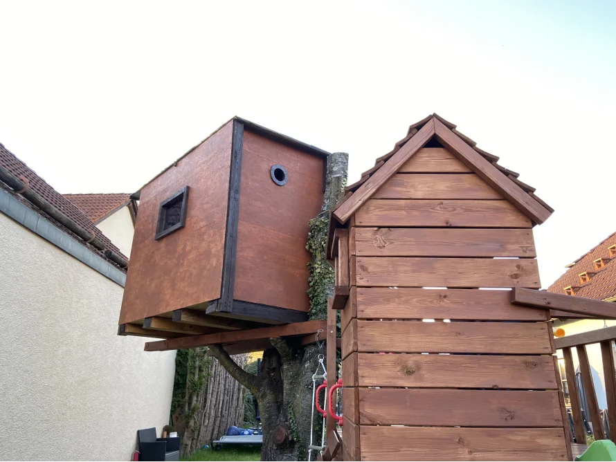 Ein Baumhaus aus Holz