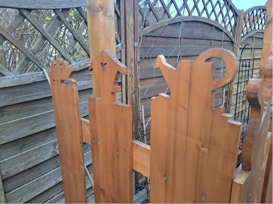 Hölzerne Gartenhauswand mit Verzierungen