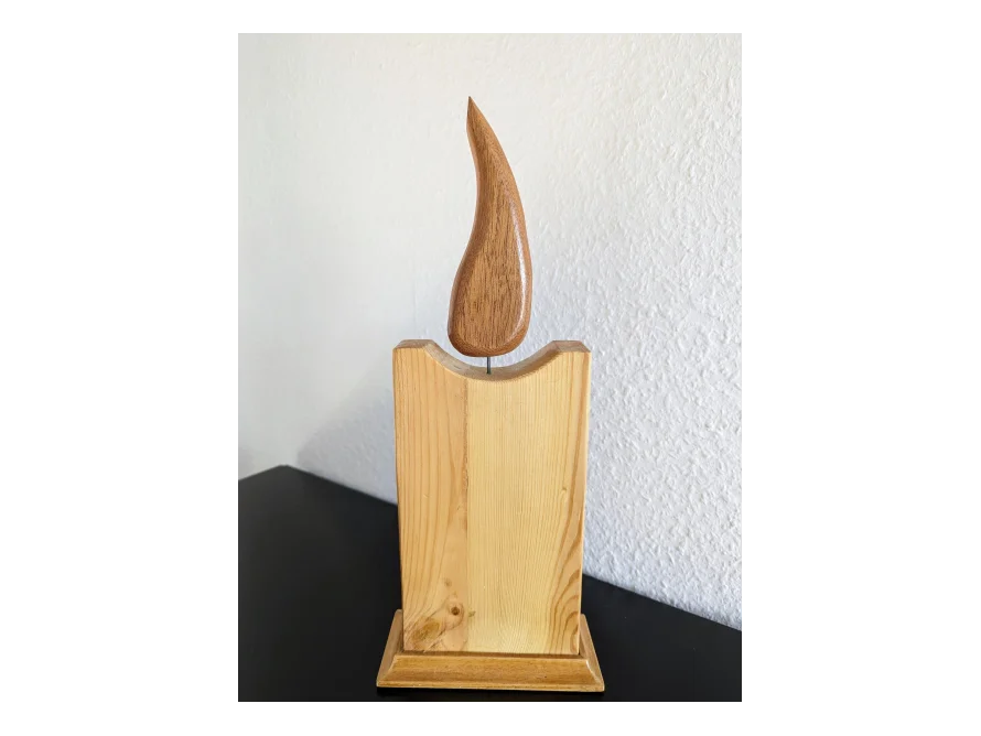 Skulptur einer Kerze aus Holz