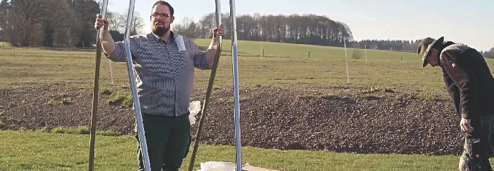 Zwei Personen bauen einen Pool auf.