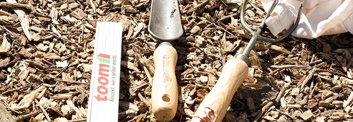 Gartengeräte auf Rindenmulch