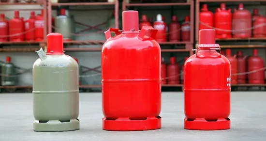 Drei Gasflaschen in unterschiedlichen Größen und Farben.